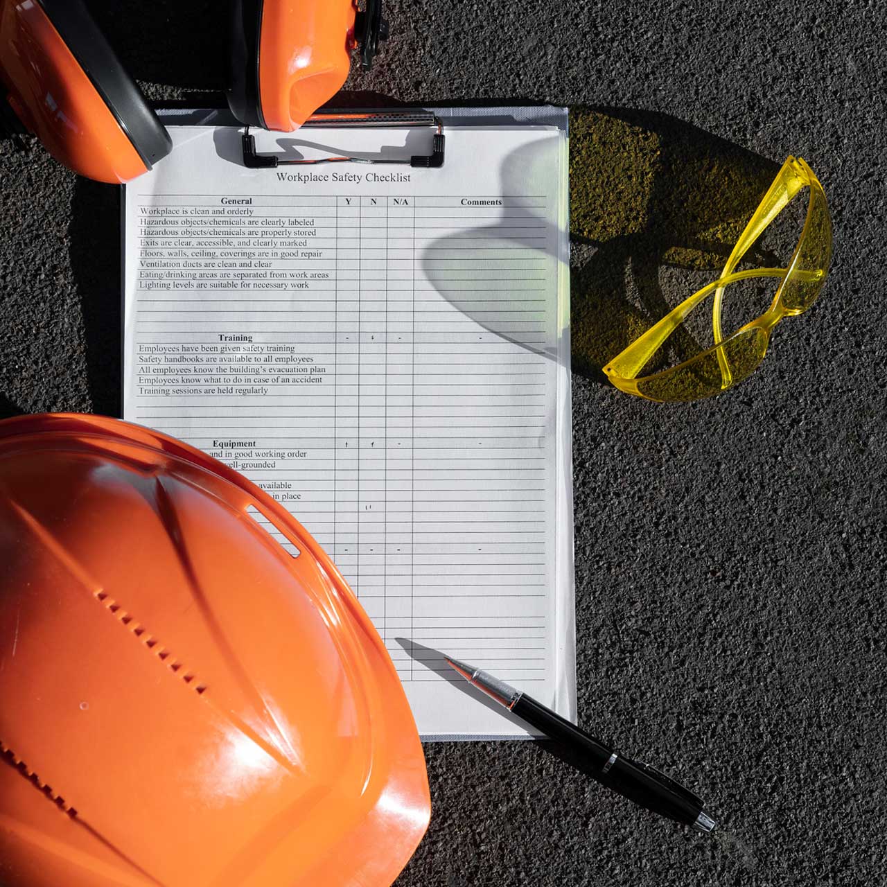 Arbeitsschutzutensilien liegen auf einer Checkliste