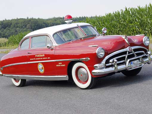 Oldtimer roter Hudson als Feuerwerhreinsatzfahrzeug