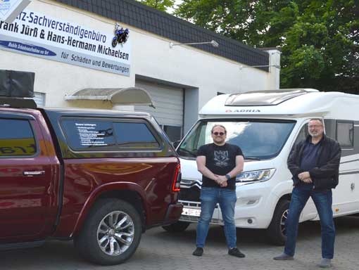 Juerss-und-Michaelsen Frank Juerss und Hans Hermann Michaelsen stehen vor dem Sachverständigenbüro